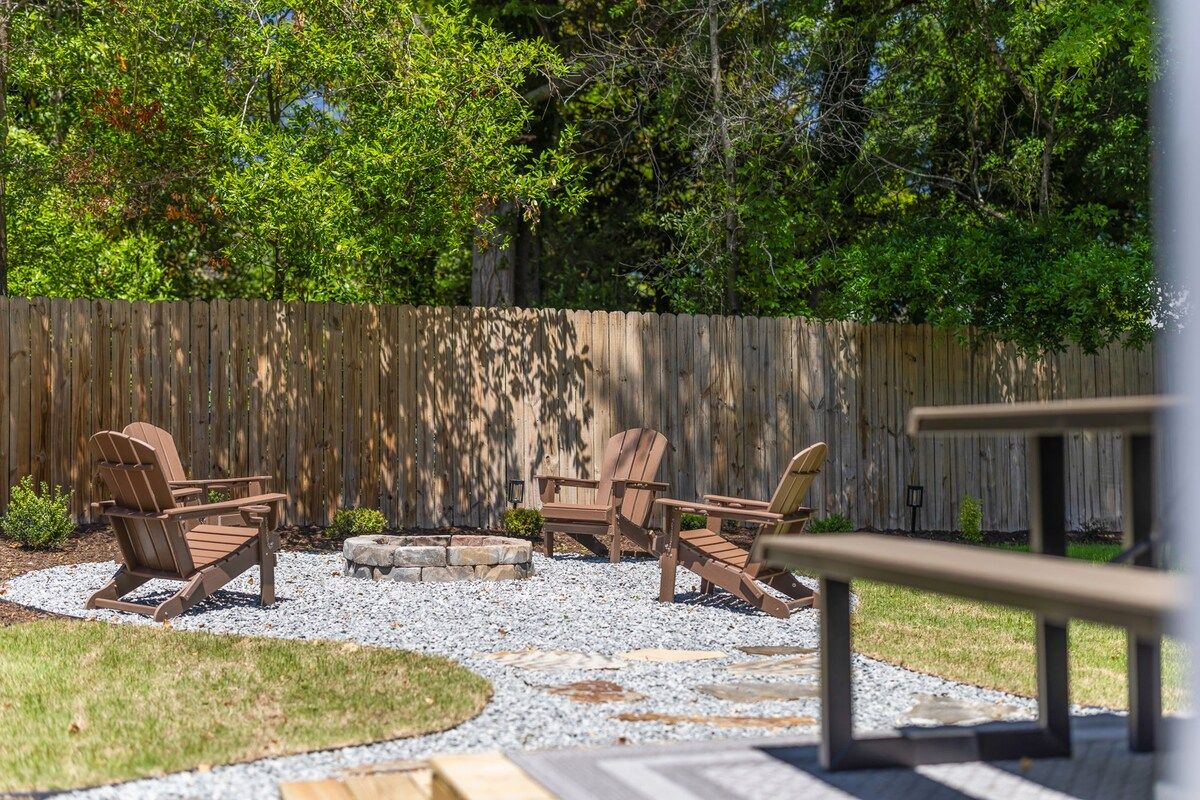 Beehive Bungalow | Firepit | Downtown Wilmington