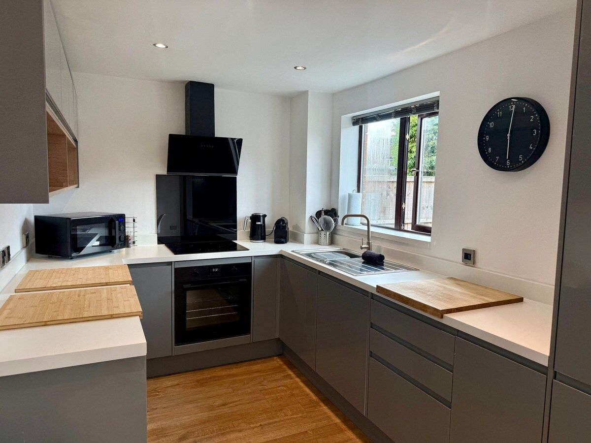 Modern 2-Bed House, Free Parking, Near M5 & City