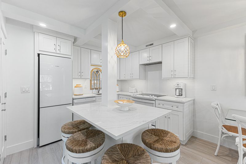 Beautiful 2-Bed Steps to Naples Beach & Town — photo 13