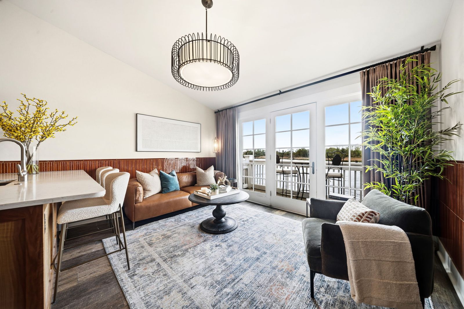 The Lantern Loft - Luxury Riverfront Downtown