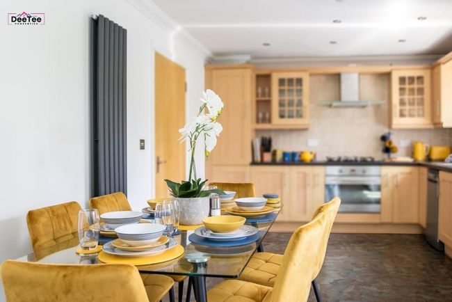 Spacious 3BR / Free Parking, Fast Wi-Fi & Smart TV