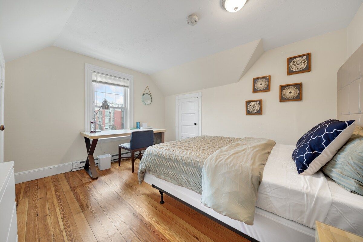 Large Room w/ Bath in Furnished Apt, good Wifi!