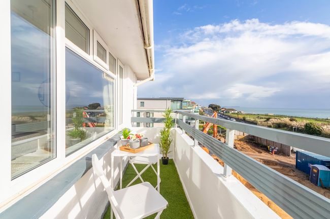 Breath Taking Sea View 2 bedroom Sleeps 6- Parking