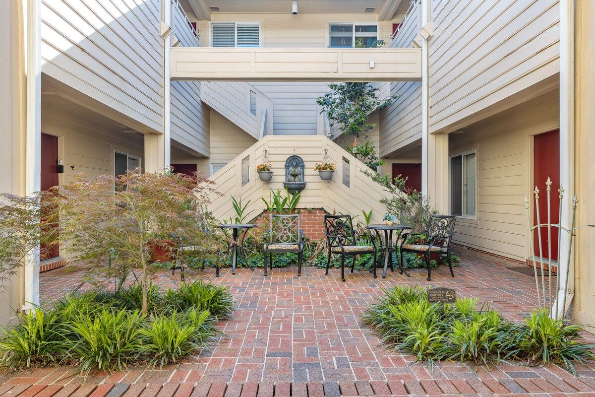Diamond Courtyard | Historic Downtown | Parking