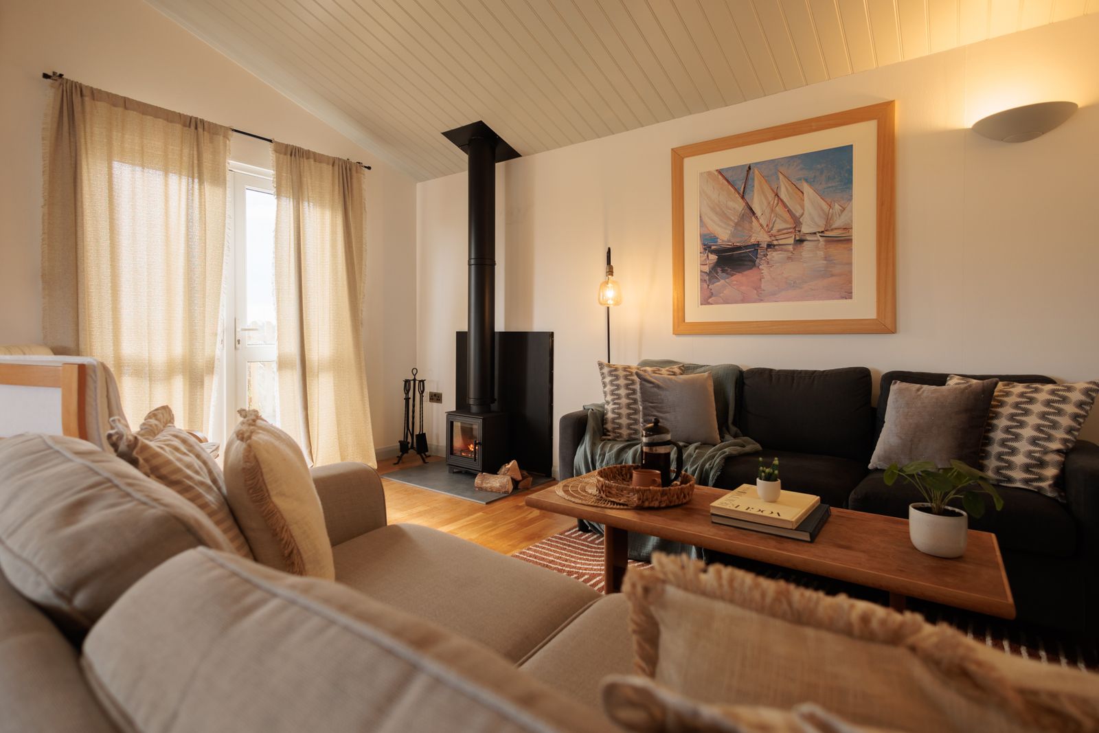 Unique Waterfront Lodge