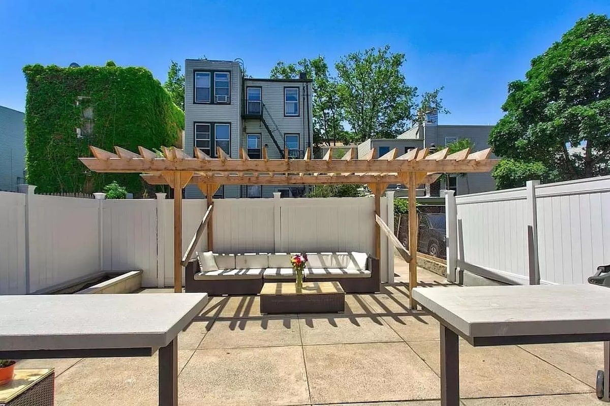 JC Retreat w/ Private Backyard 15 mins to NYC