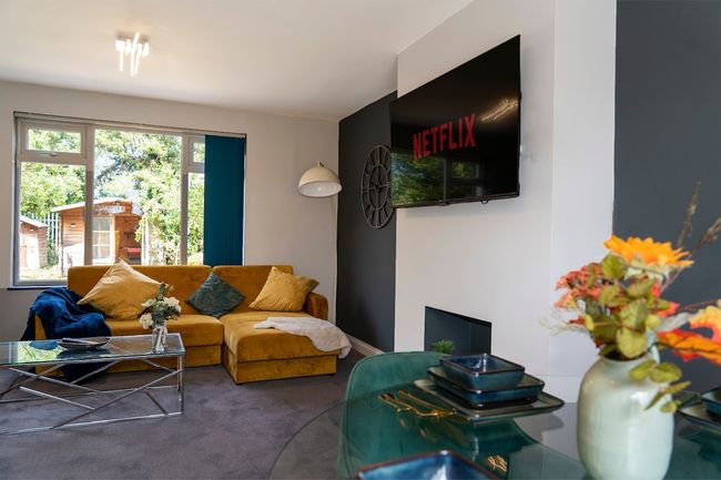 Play & Stay: Games Room Home with Parking