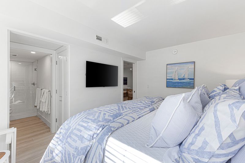 Beautiful 2-Bed Steps to Naples Beach & Town — photo 7