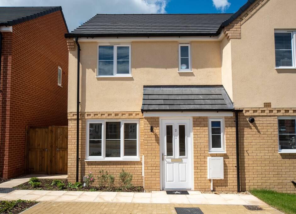 Gorgeous 3 Bedroom- 3 Bathroom with Free Parking