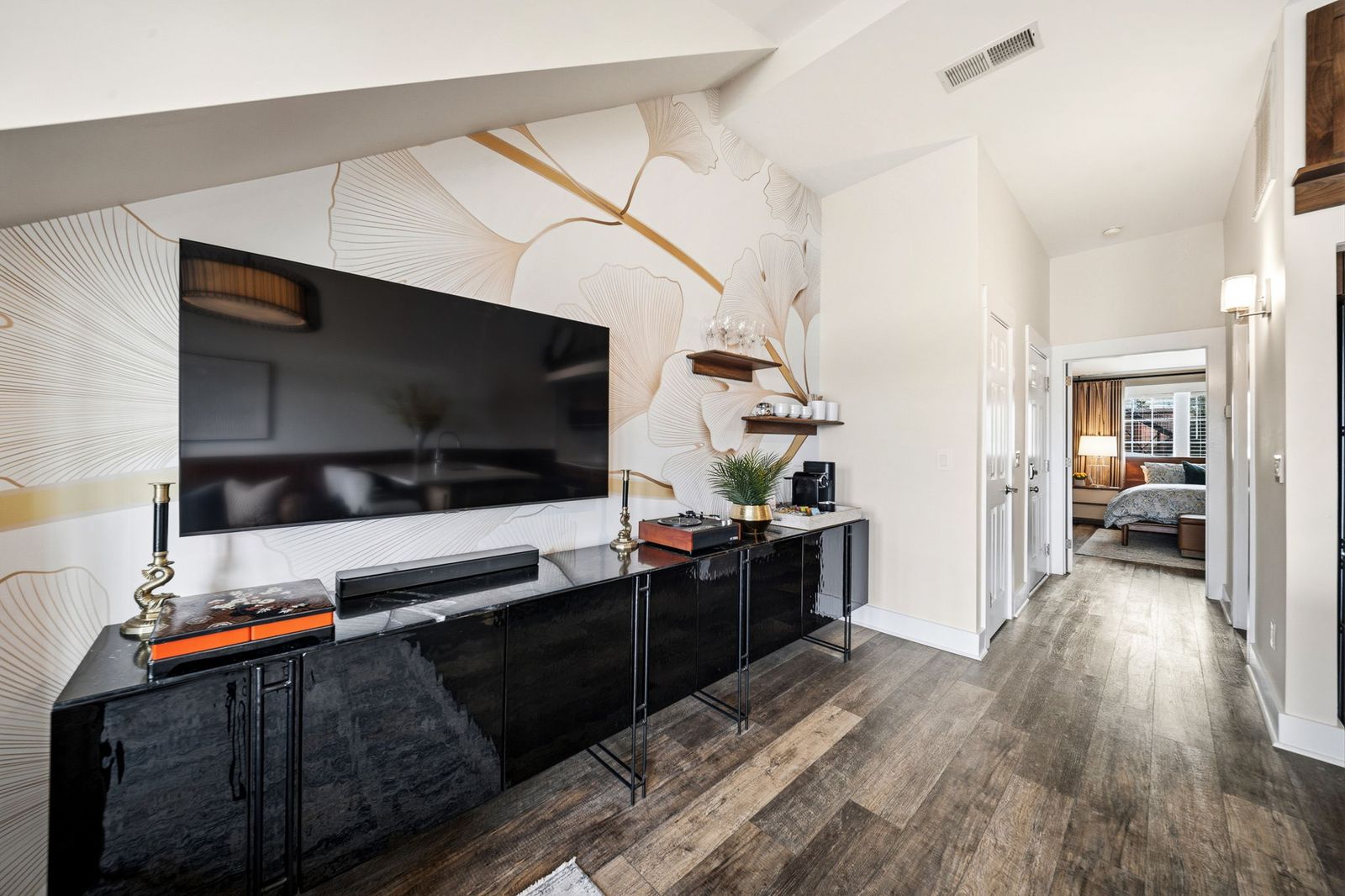 The Lantern Loft - Luxury Riverfront Downtown