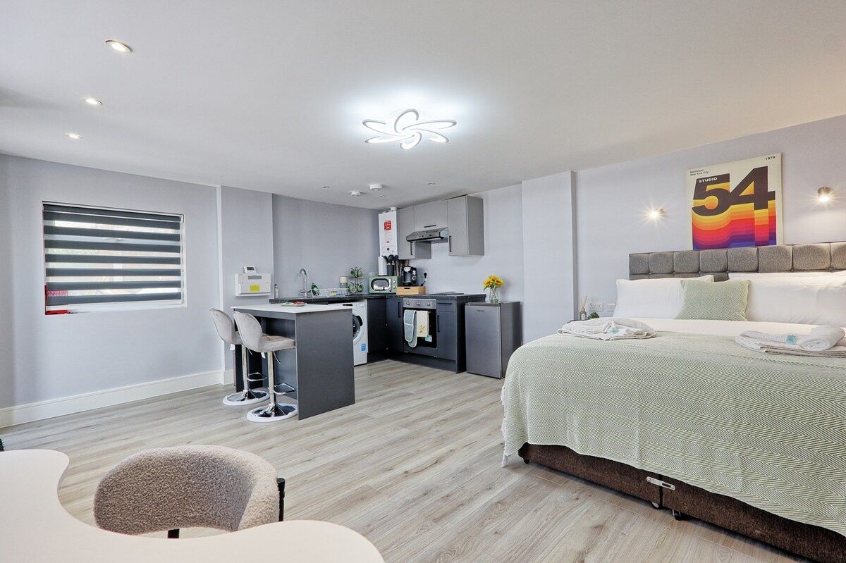 Studio for Professionals By Homestyles Hosts Short Lets & Serviced Accommodation Widford With Parking