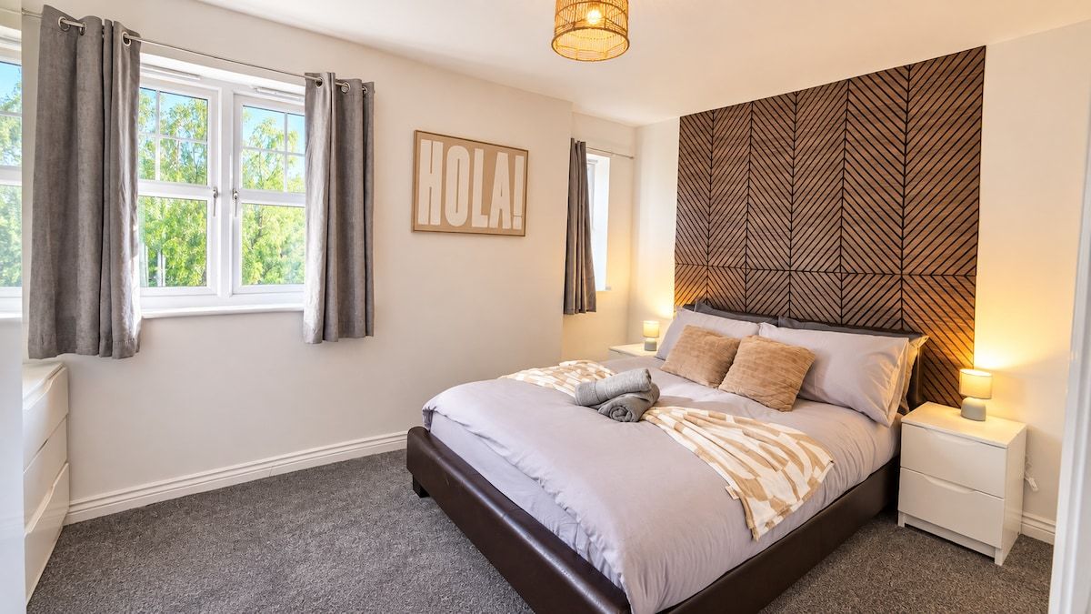 Central Bolton, 2 BR Flat, Sleeps 6