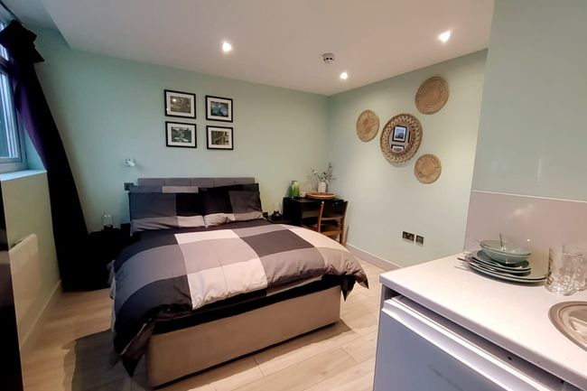 Letzi private en-suite, Near Heathrow Airport T3