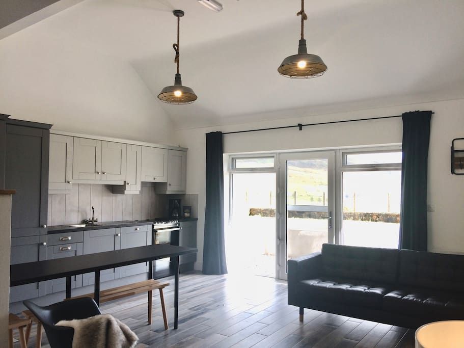 Scandi Sea: Luxurious Spacious Studio Style Apartment