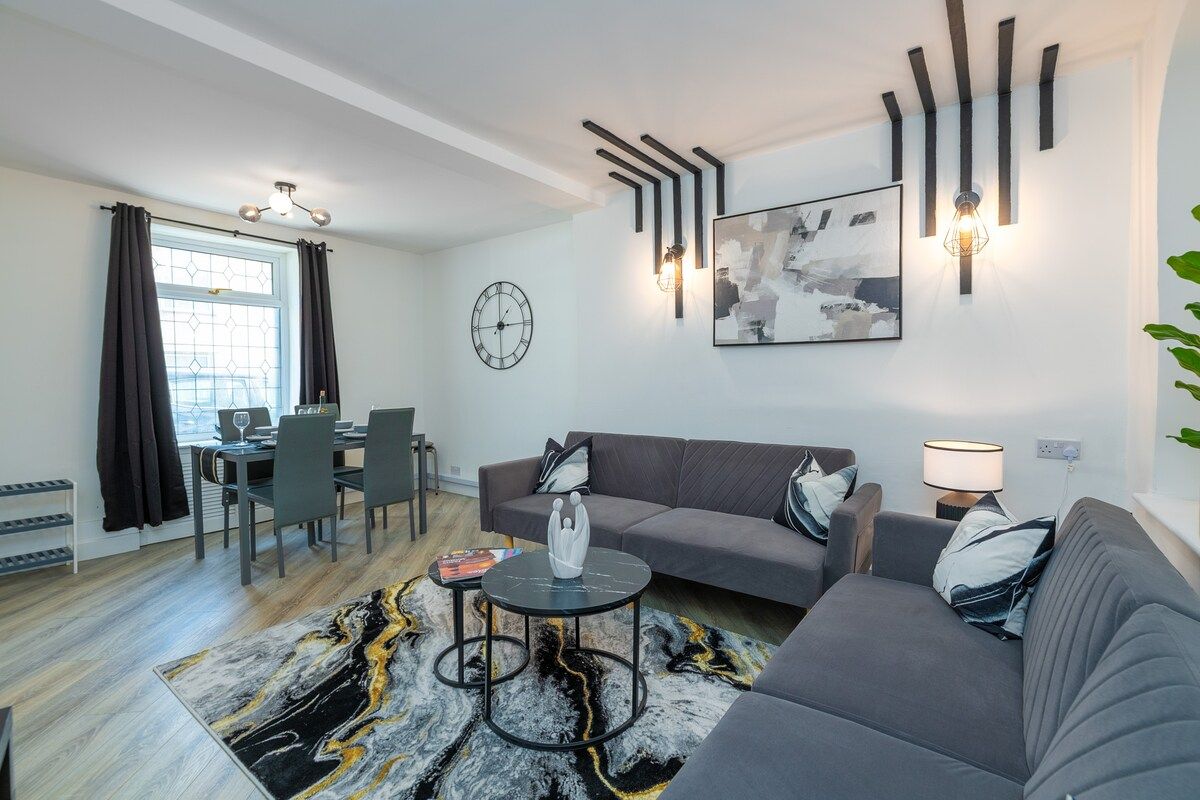 3BR Home in Holyhead | 6 Beds | Sleeps 7 | Parking