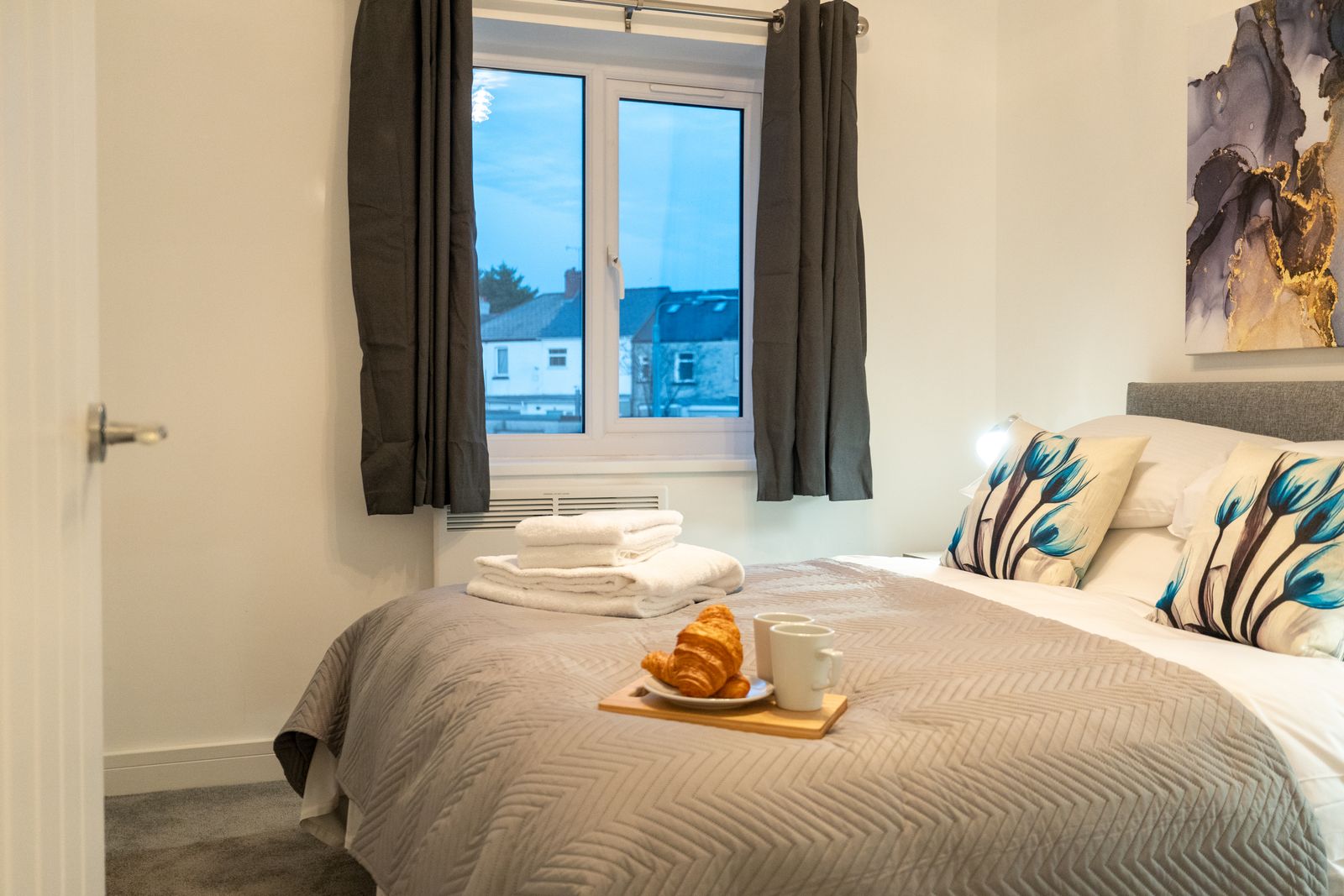 The Mews, Amazing Newport 2 BR, Excellent location, Parking, Perfect for Contractors