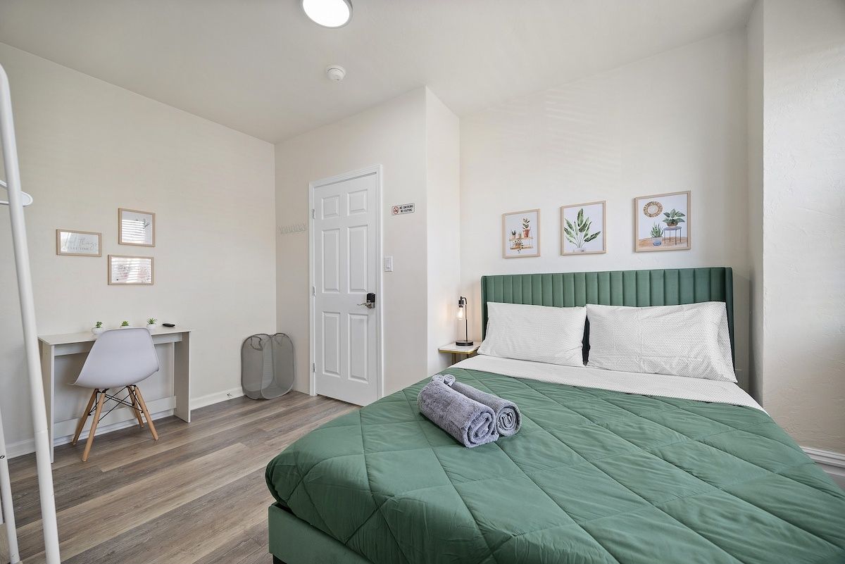 Private Room B with Queen | Walkable to Bus Stop