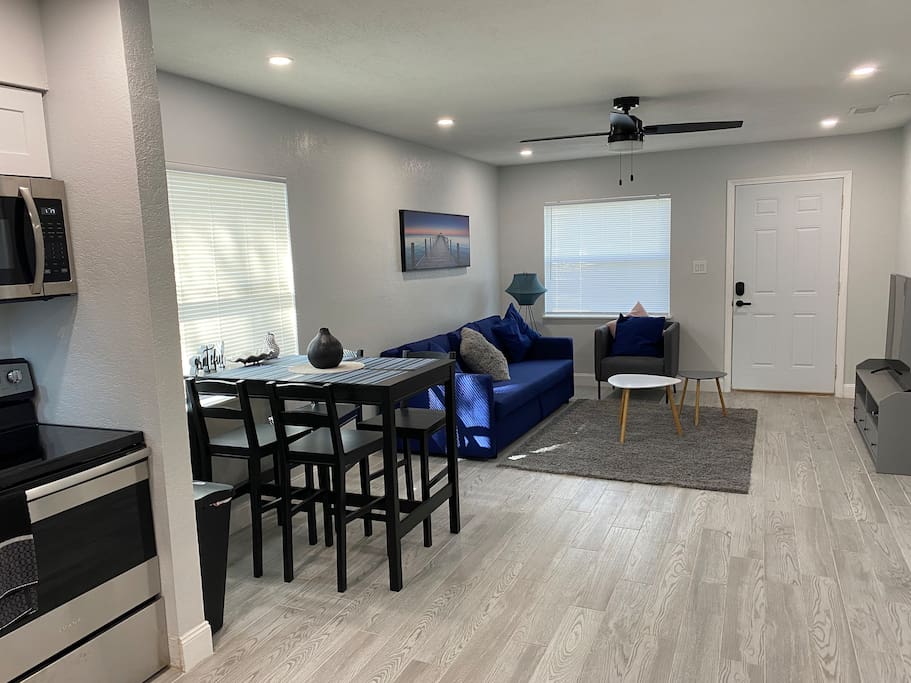 Charming 2-beds Central Clearwater Apartment