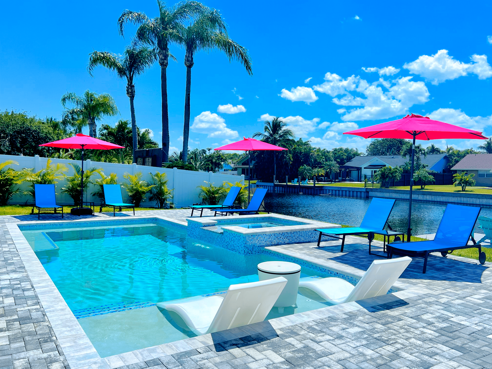 Stunning Delray Beach Waterfront Oasis Heated Pool, Spa, Lanai, Canal, Huge Patio, Pool Table!