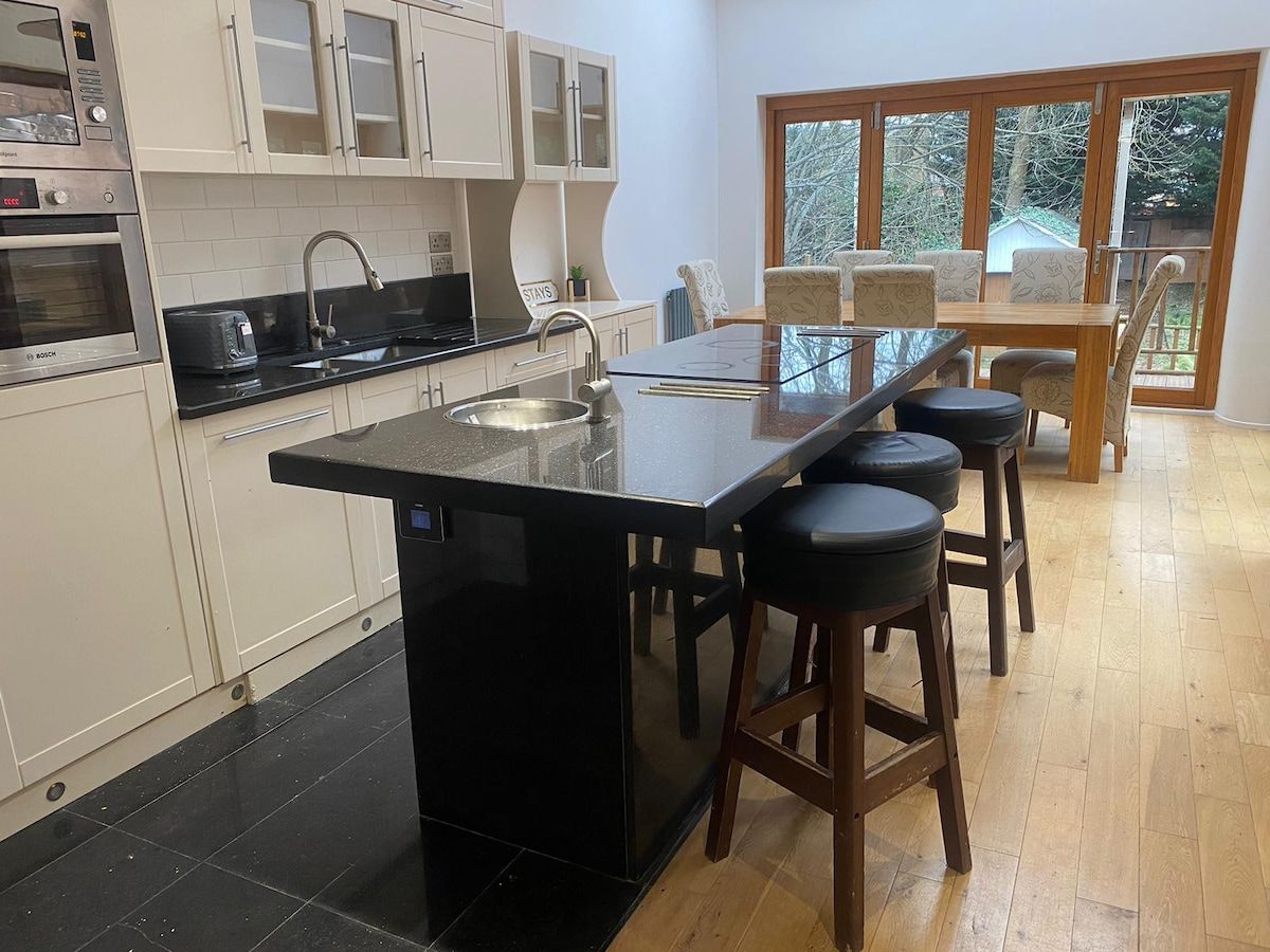 5 Bed | Pool Table| Free Parking