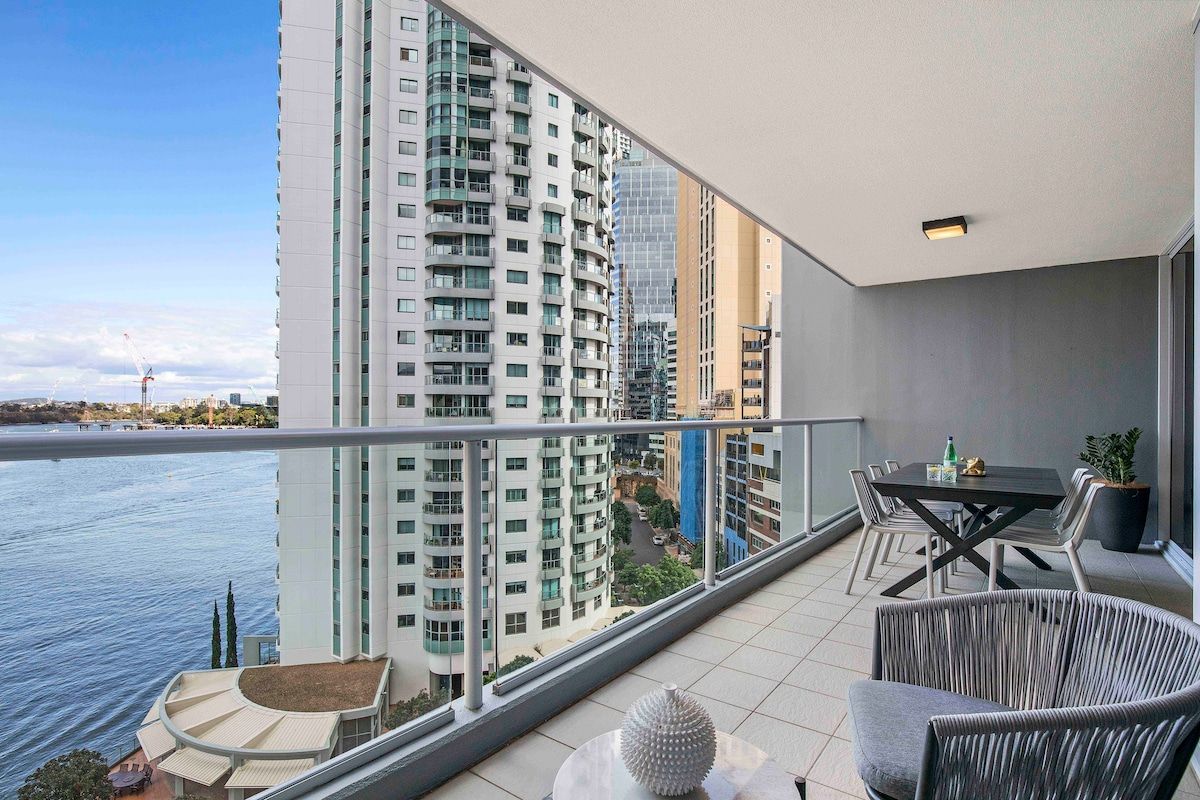 Holly's City Skyline-Views, Pool, Spa, CBD Central
