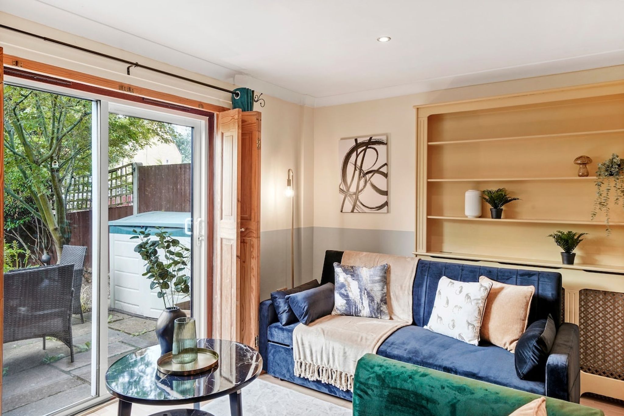 Central London Stay | Driveway Parking - Sleeps 6