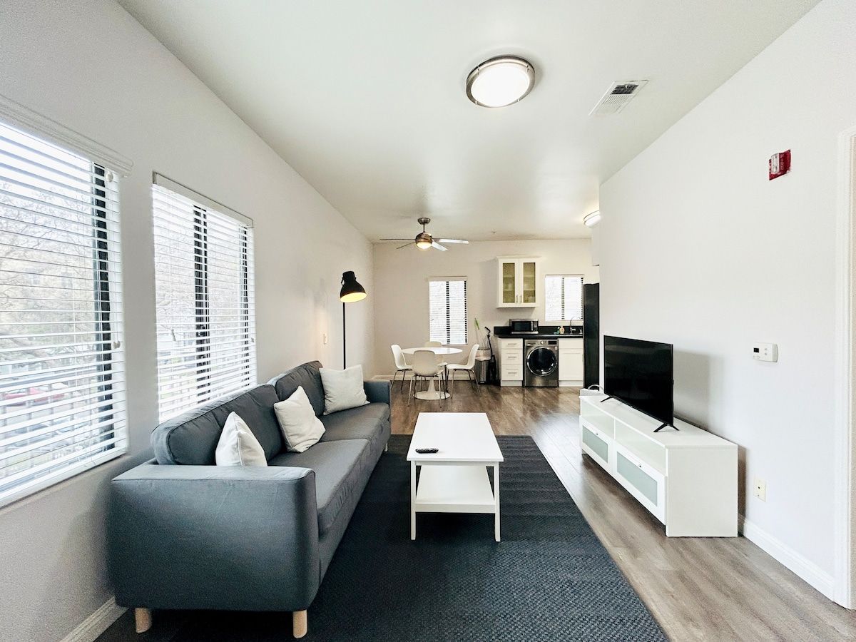 2BR Santa Monica Apt byJust Bring Your Toothbrush