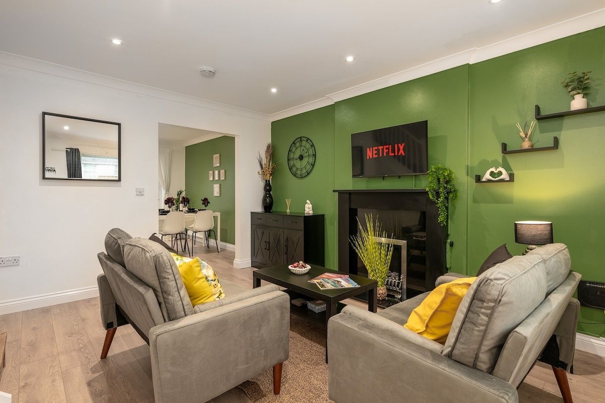 Modern 3BR Home • Designated Parking • Groups