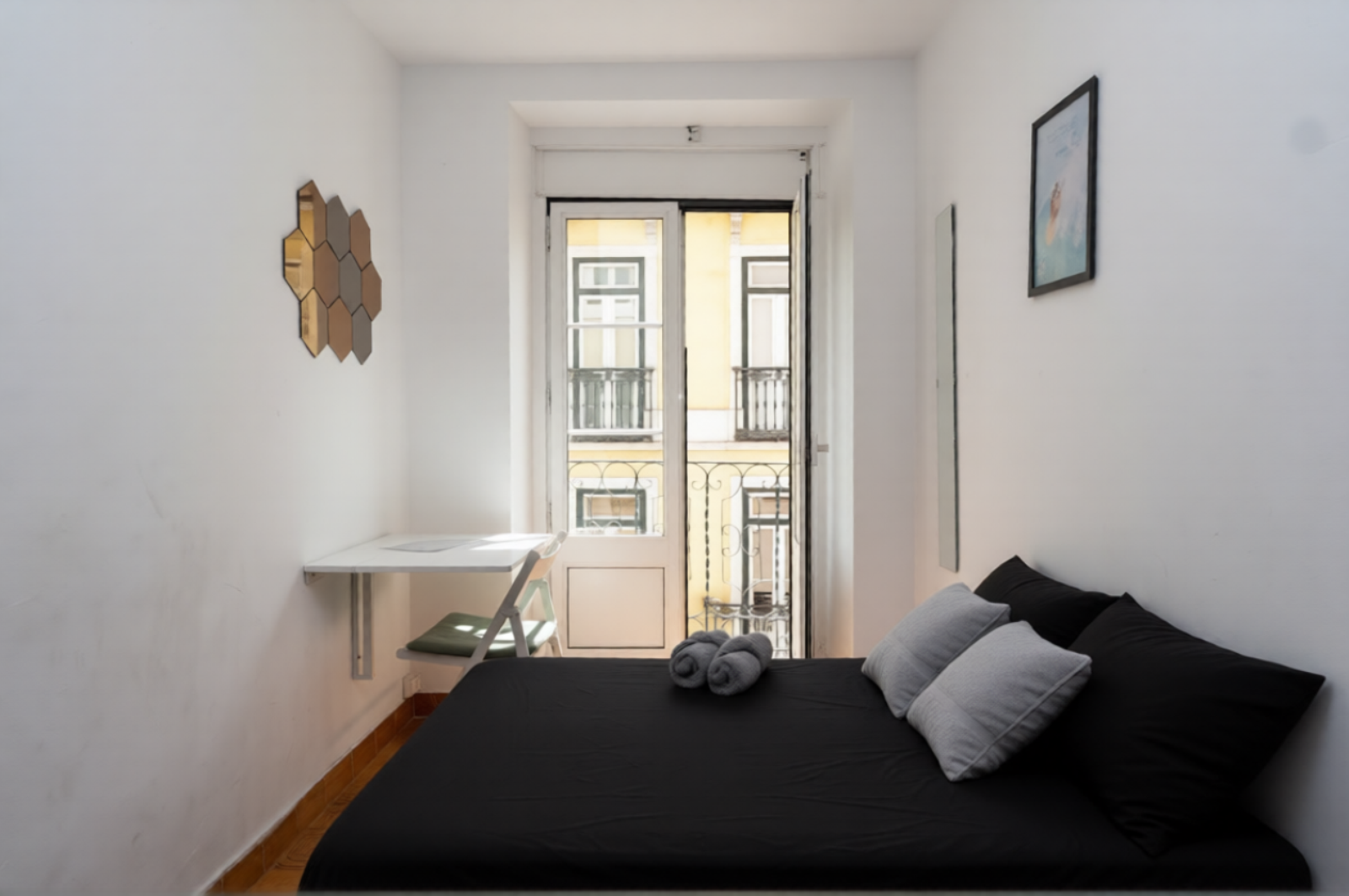 Bright Room with Balcony in Central Lisbon Flat