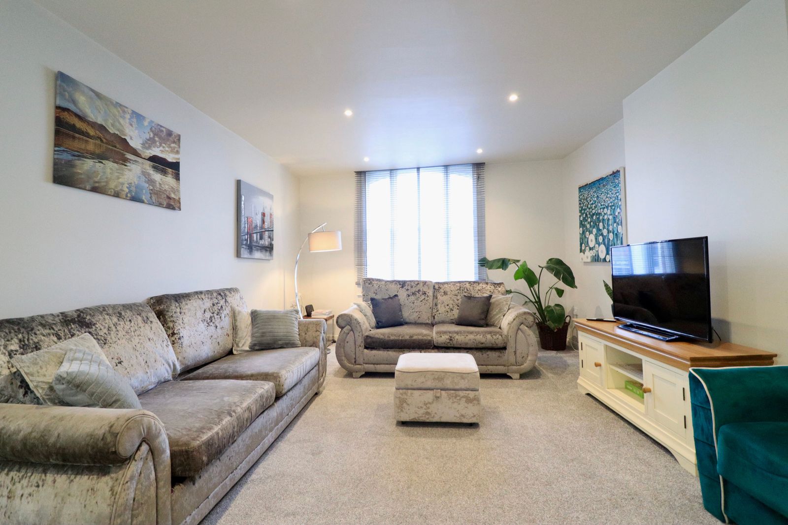 Stylish 2-Bed Apartment | Oakham High Street