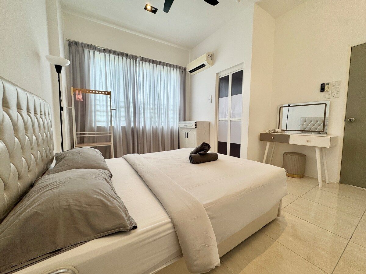 ALO Seaview Apartment II | 3BR Near Shops & Food