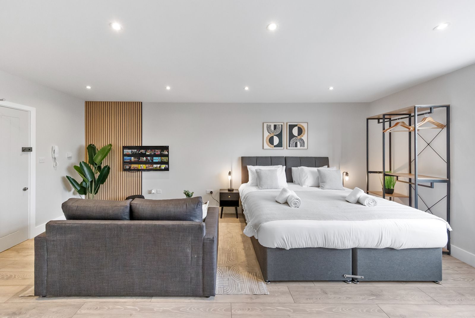 Warm & Welcoming Stay, Fast Access to Central