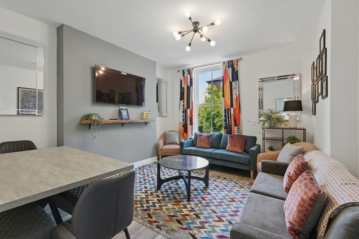 Great for groups, 8 bedroom 4 bathroom 4x parking by StayByNumbers