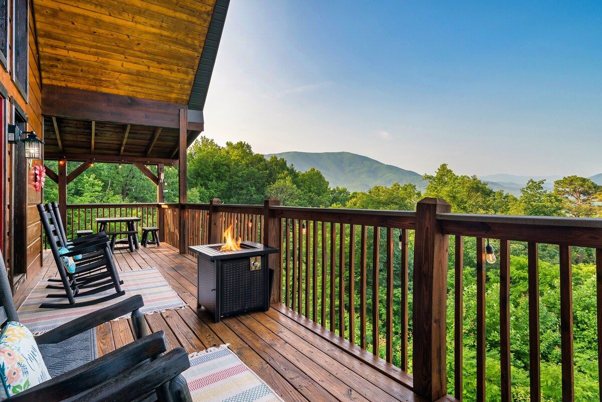 Knotty & Nice | Smoky Mtn Views, Hot Tub, Games