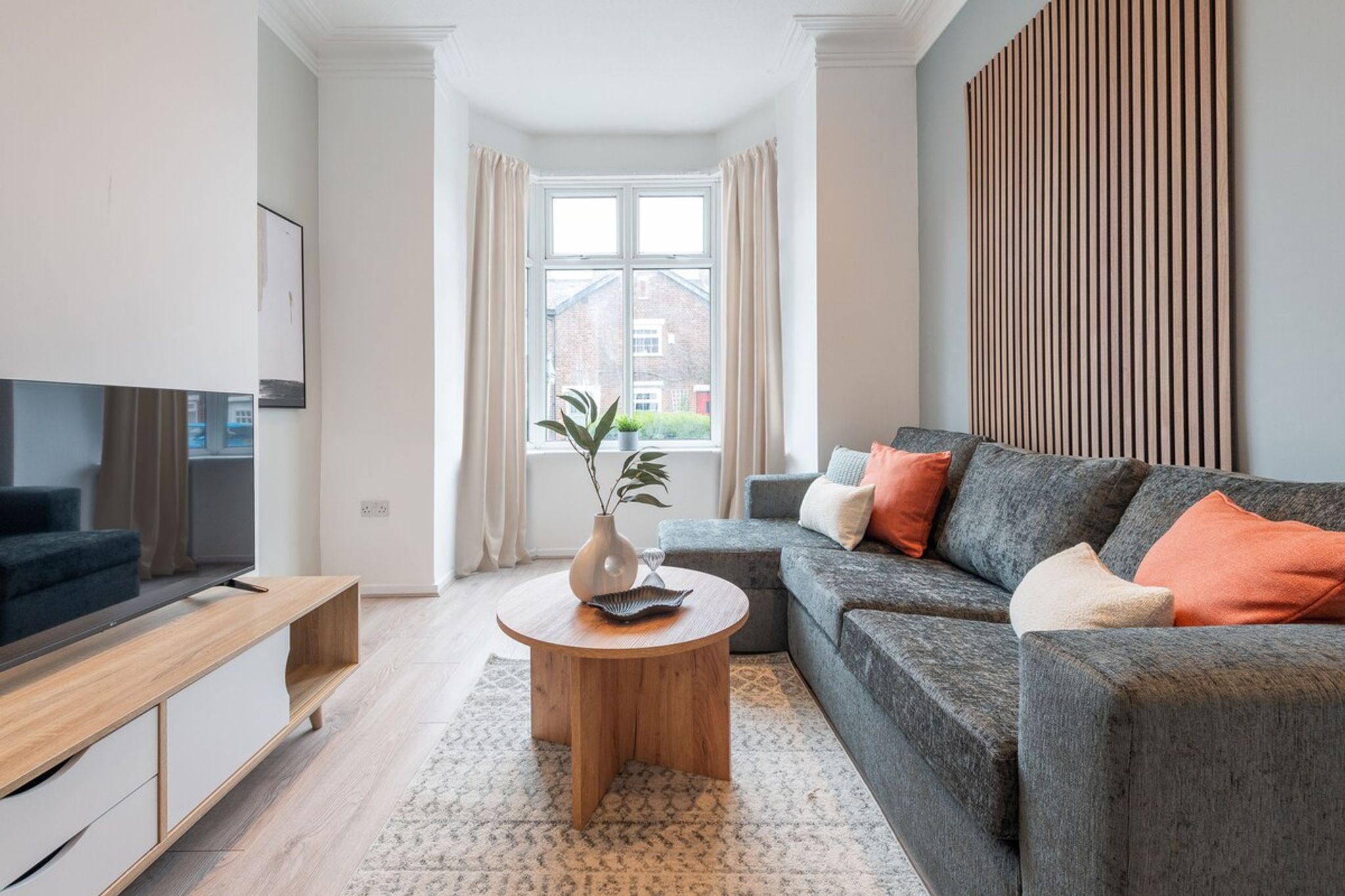 Comfort & Style in Salford - Sleeps 8
