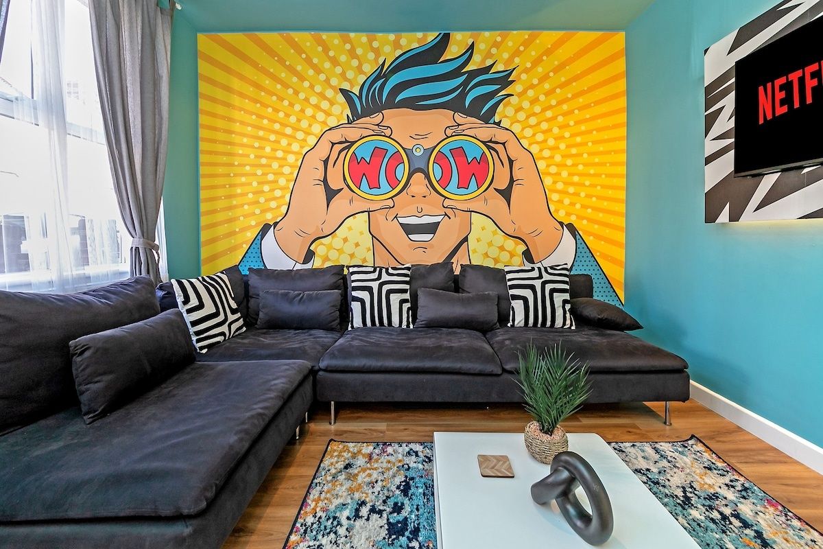 Exclusive Town Centre Home, FREE Parking, Walk to TRAIN STATION, Near AIRPORT, LUXURY Stay, GARDEN, POP ART Decor