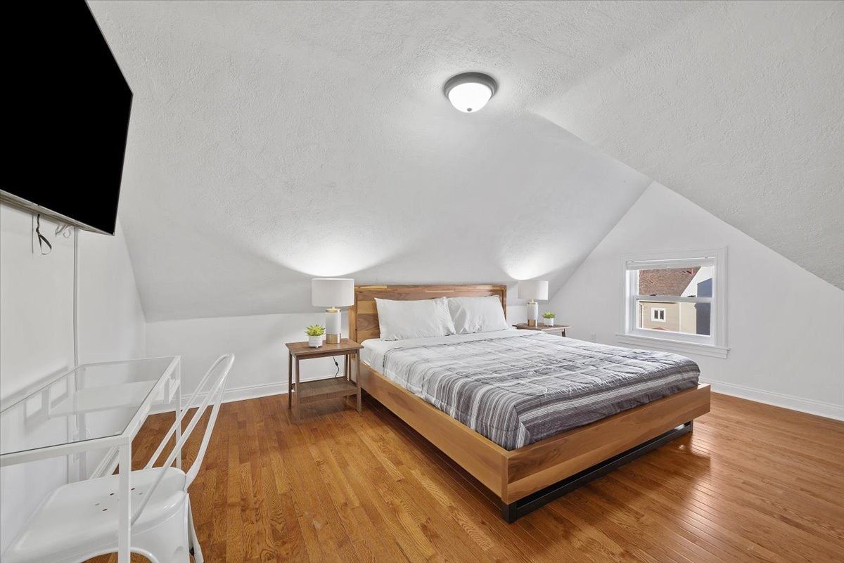 Bloomfield - Room w/ King Bed @V