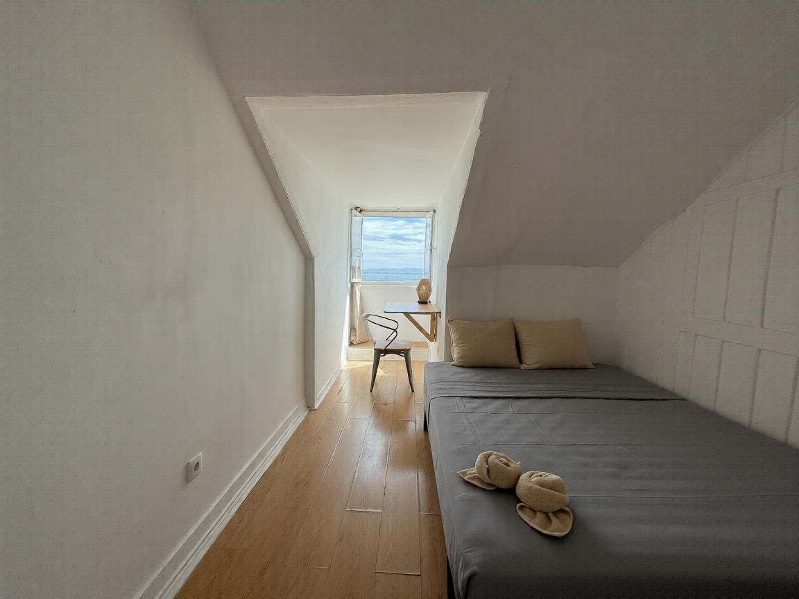 Sunny Lisbon Stay | Private Room in Santos Center