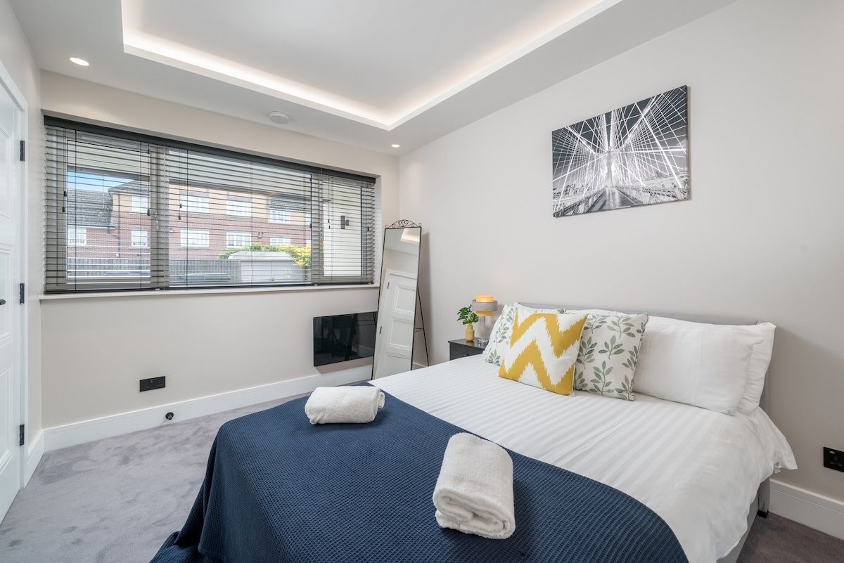 Beautiful London Cockfosters Aptmt Near Tube, WiFi