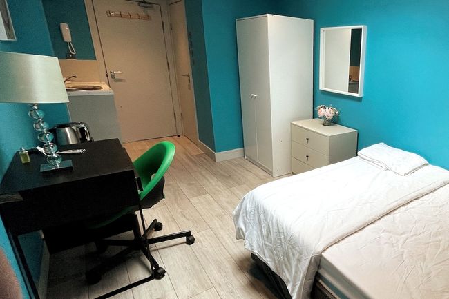 Letzi private en-suite, Near Heathrow Airport T3