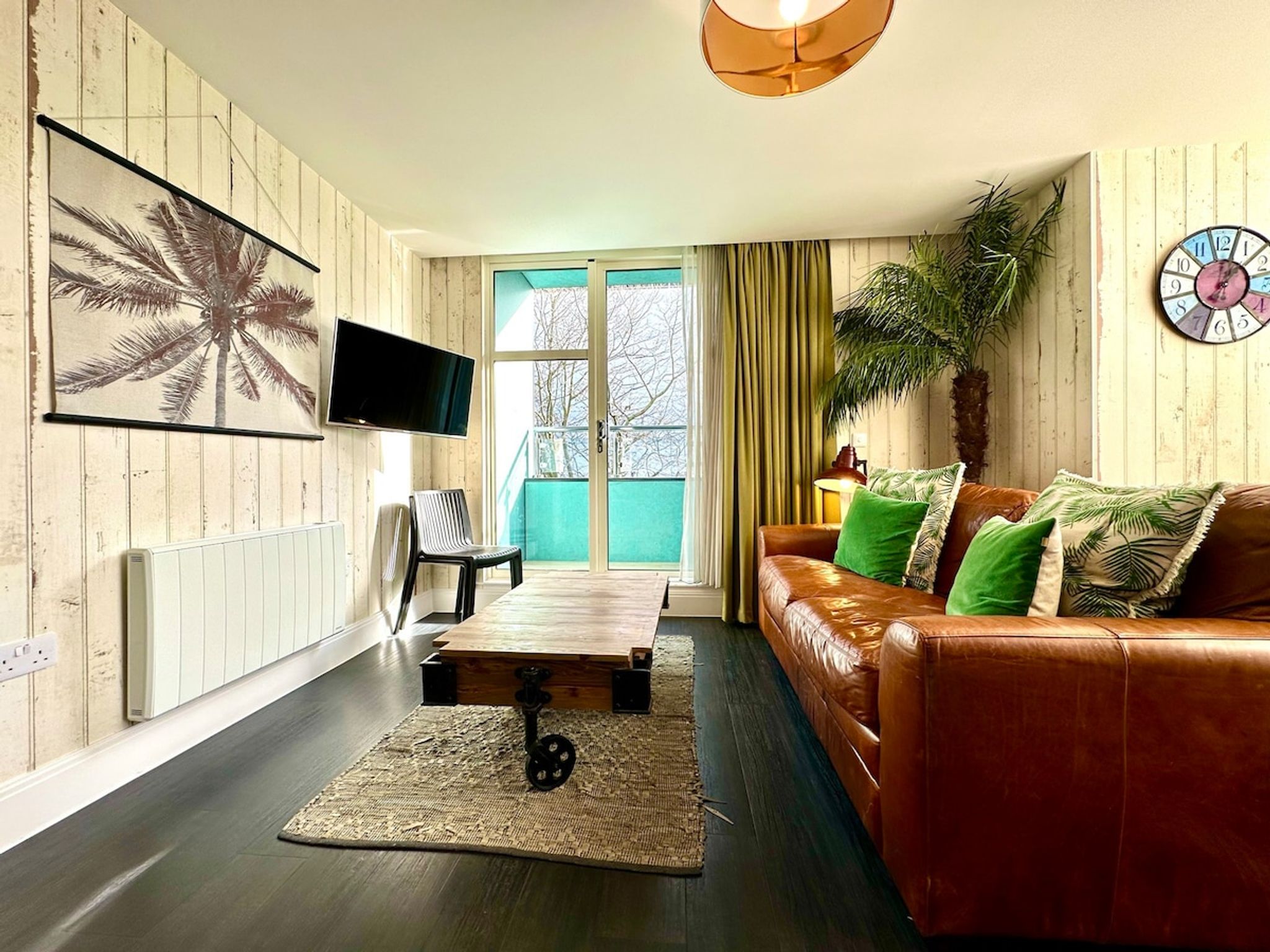 Designer Apartment  inc. Free Parking & FAST WiFi