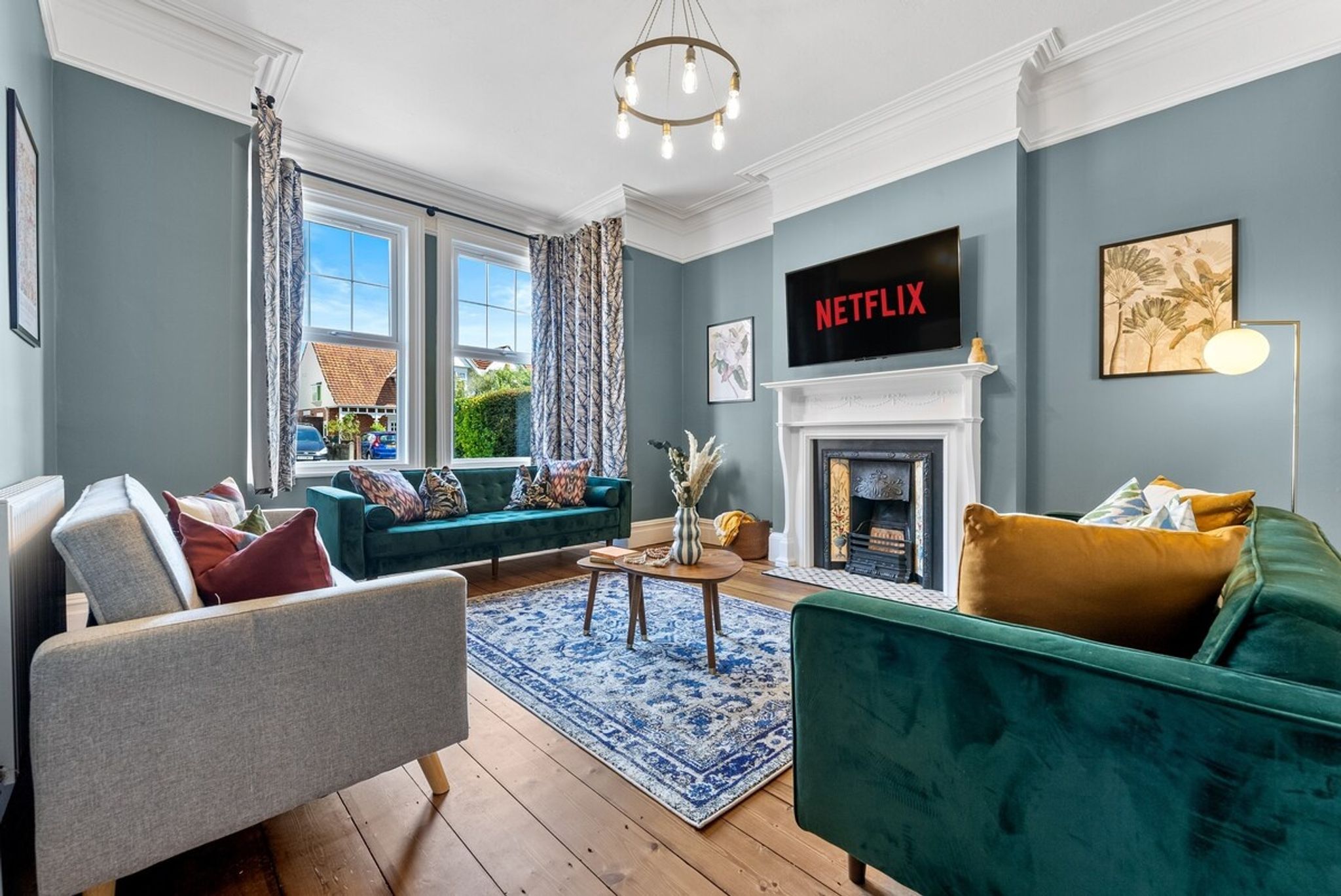 Podsmead Manor 5-BR Period House in Gloucester, Spacious with Games Room & Off Road Parking, Sleeps up to 12
