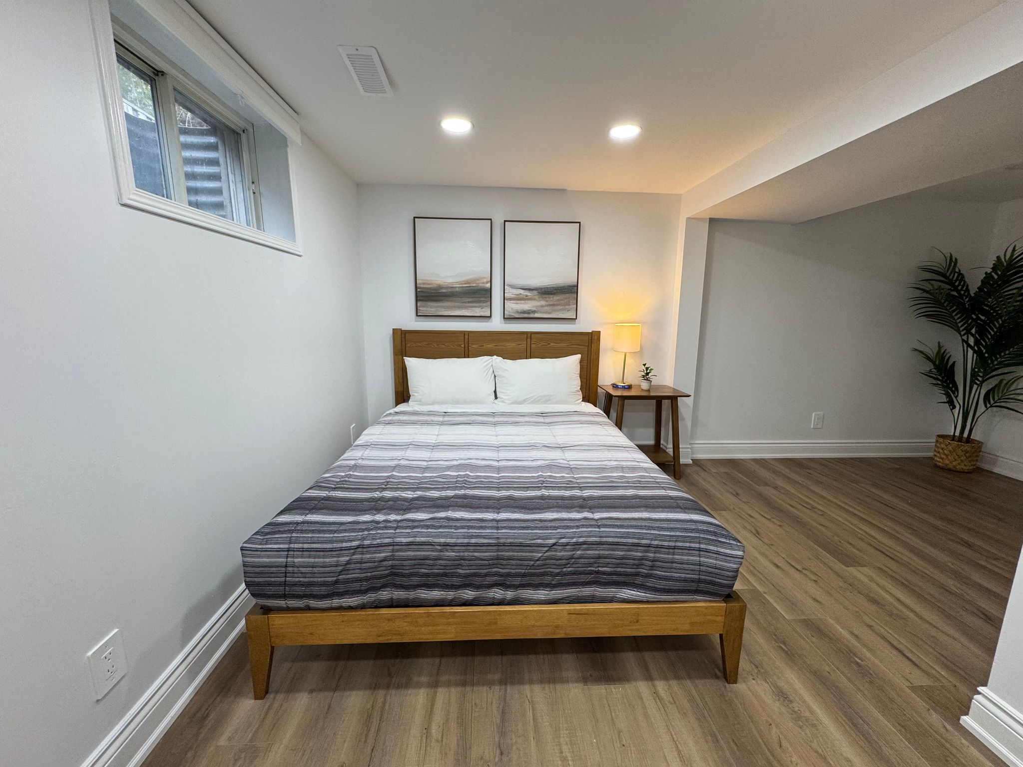 North Barrie !A Stylish and Spacious Private Bedroom with Private Bathroom