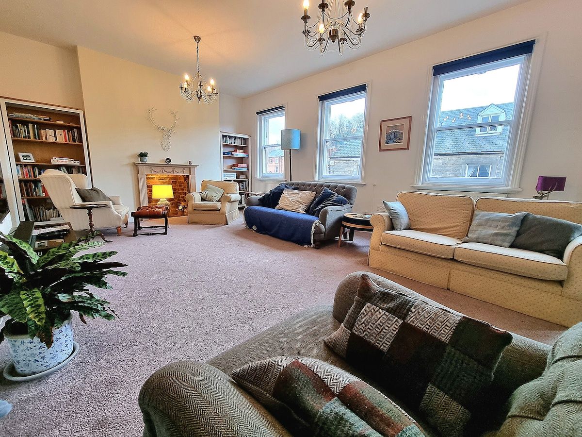 Spacious Retreat with River Views n/ Peak District
