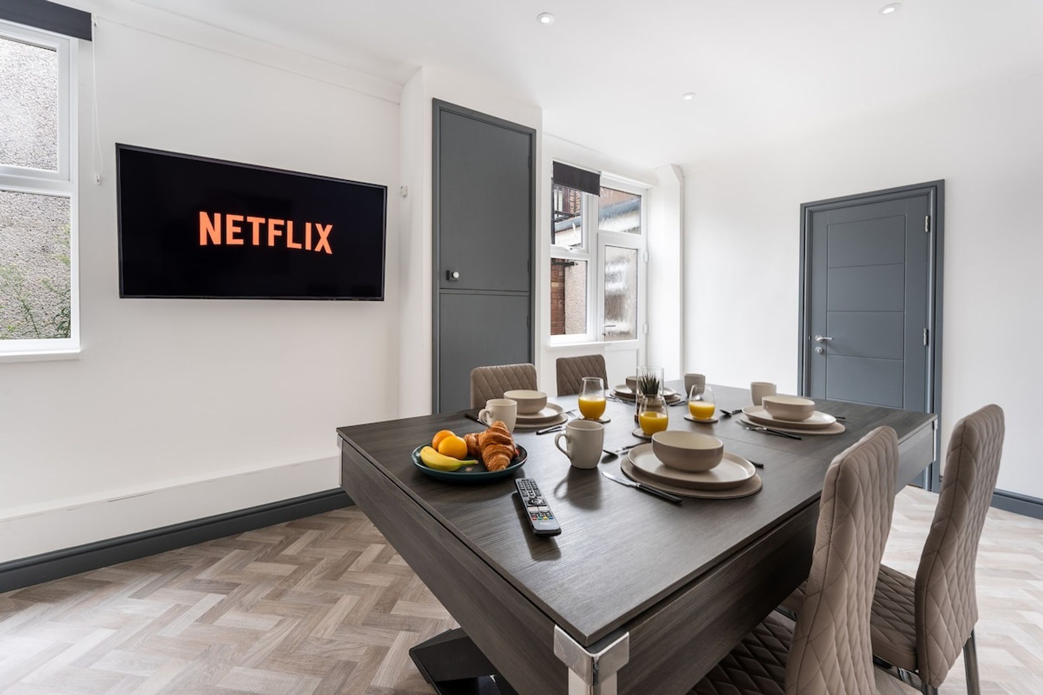 Modern Church Rd Flat Sleeps 8 + Pool Table Dining