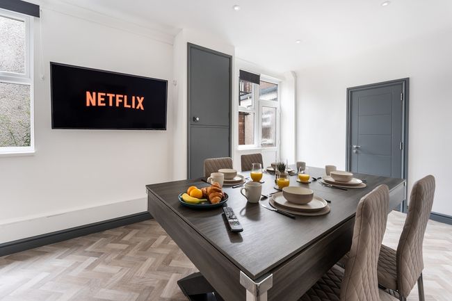 Modern Church Rd Flat Sleeps 8 + Pool Table Dining