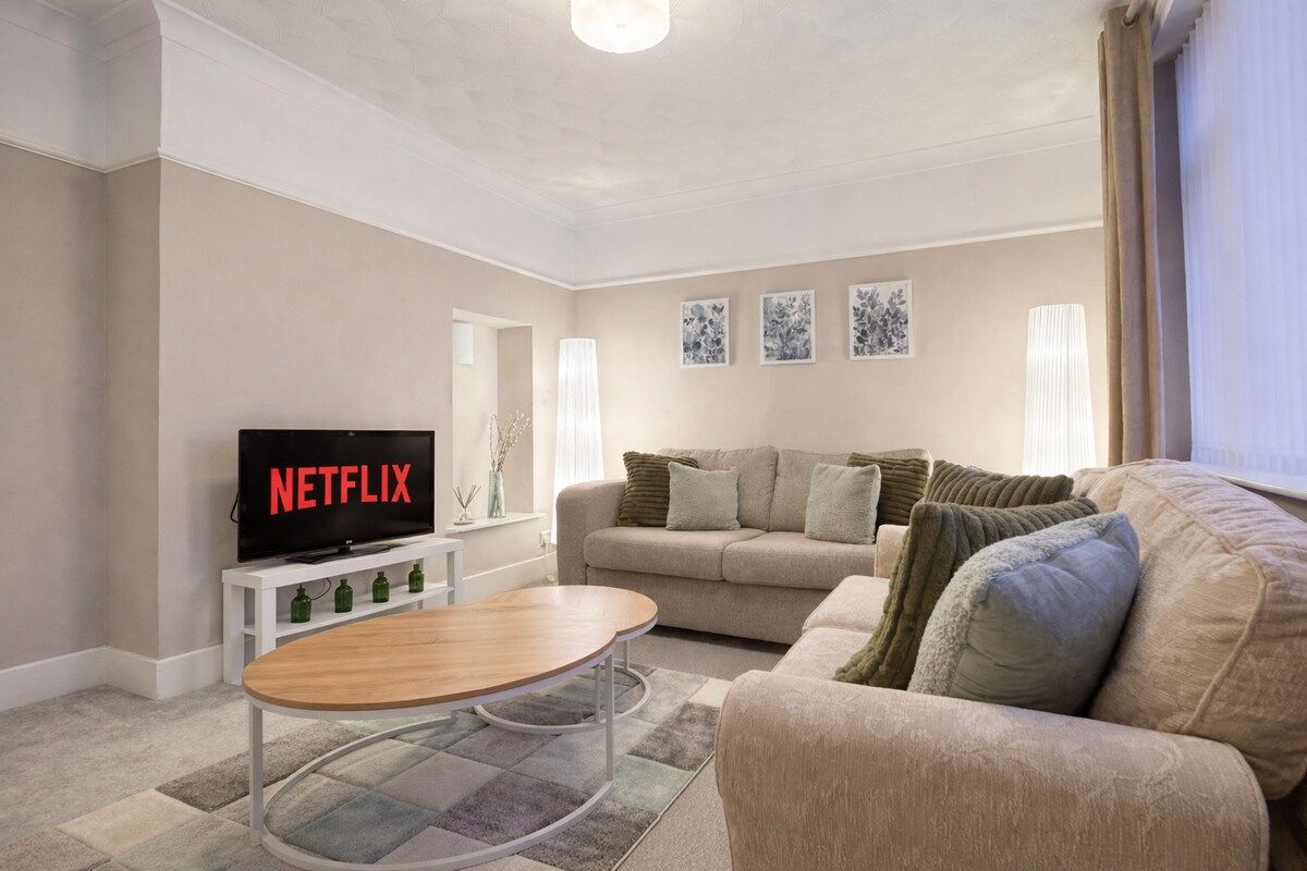 Stylish 2 Bedroom Home | 3 Beds | Free Parking