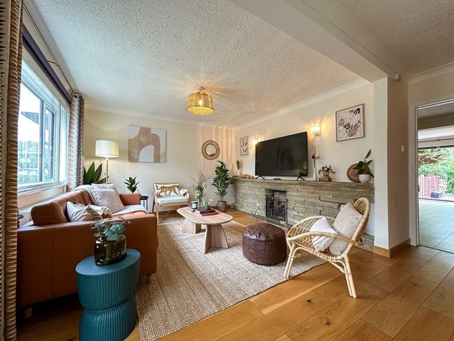 Willow Stream House | Spacious 3 Bedroom Home with 2 car Parking