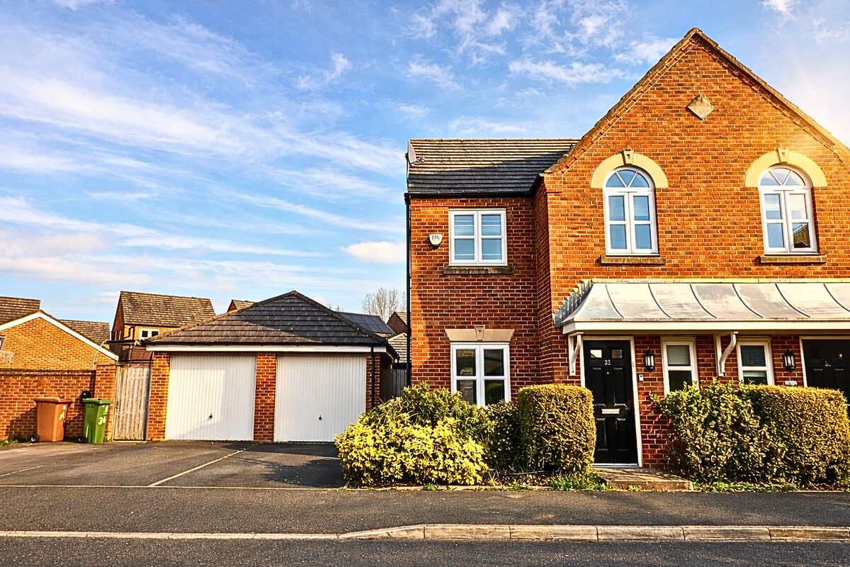 Stylish 3BR Retreat w/ 6 Beds, Sleeps 7, Parking