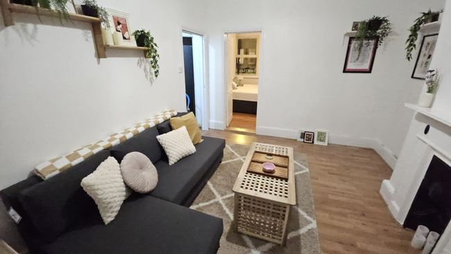 Central Angel Location: 1BR Apartment